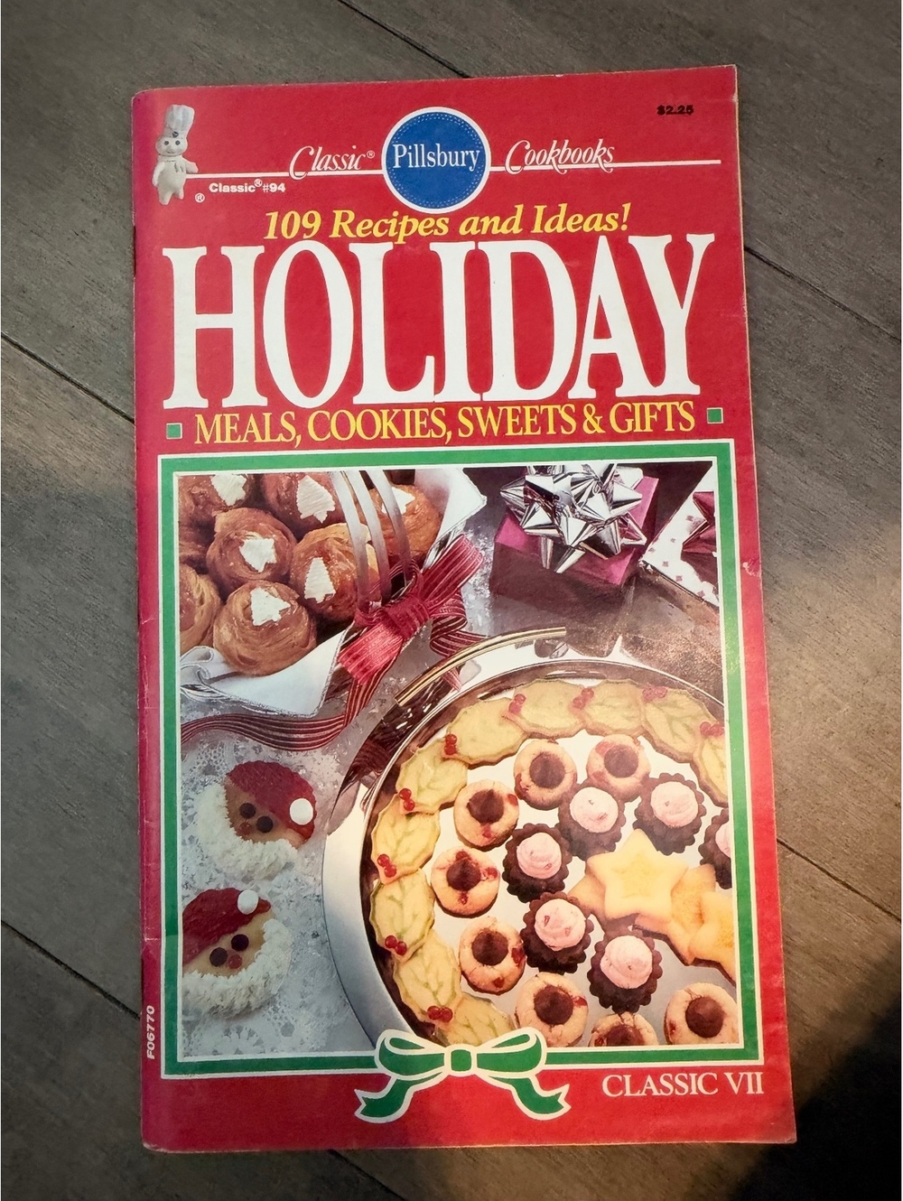 Pillsbury Classic Cookbook Holiday Edition - 109 Recipes for Meals, Cookies, Sww